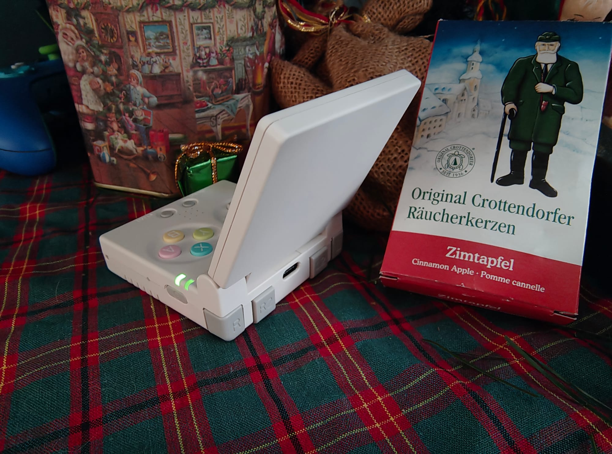 Hands-On With the Miyoo Mini Flip; The Modern Successor to the GBA SP