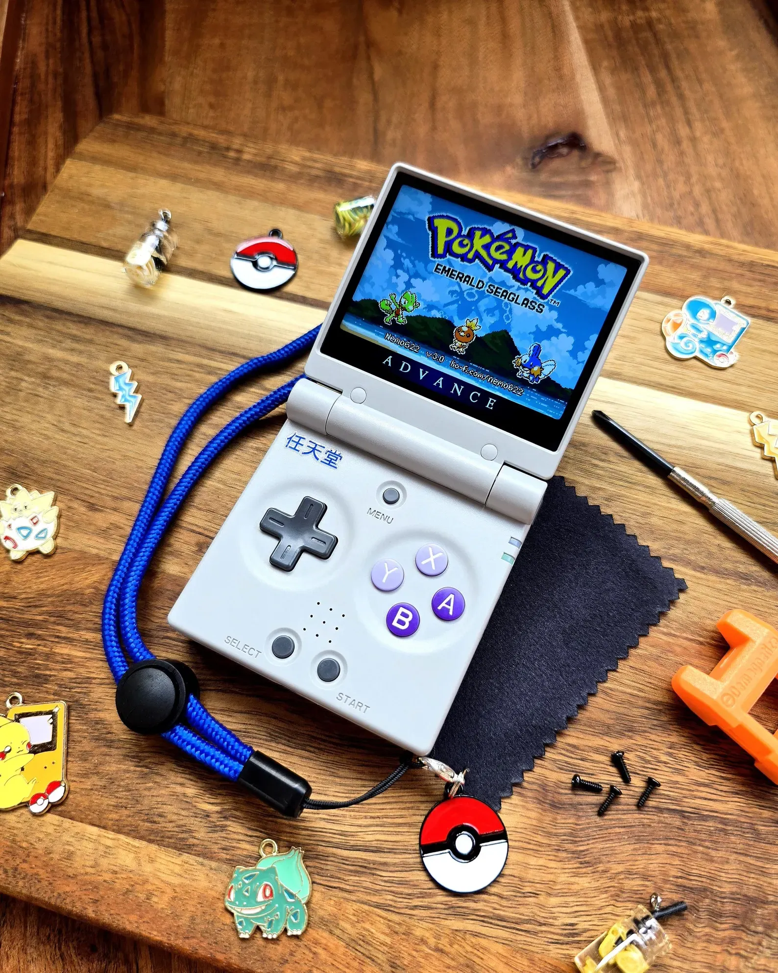 Hands-On With the Miyoo Mini Flip; The Modern Successor to the GBA SP